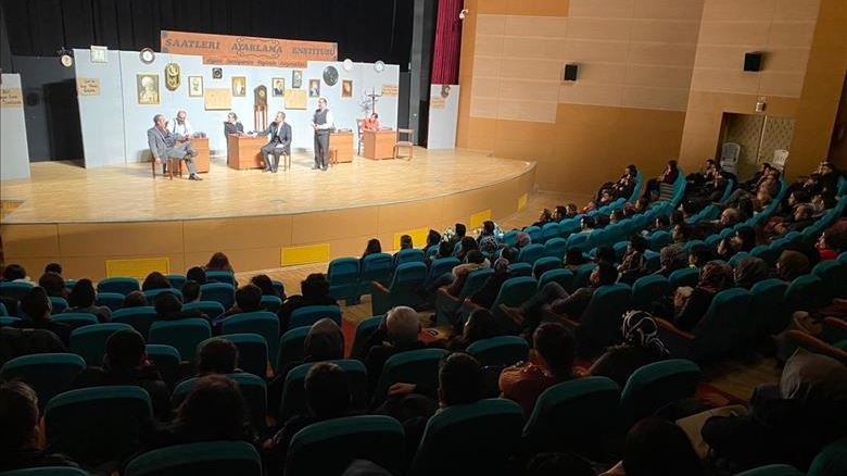 Giresun Belediyesi Şehir Tiyatrosu Erbaalı Tiyatroseverlerce Coşku ile Karşılandı